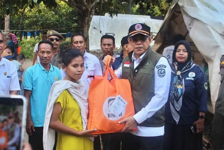 Bupati Erwin Burase Serahkan Bantuan Sembako dan Tinjau Warga Terdampak Banjir