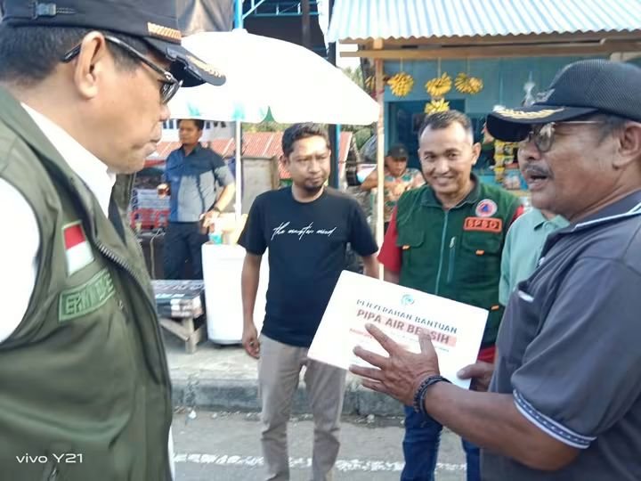 Pemkab Parigi Moutong Salurkan 360 Batang Pipa Air untuk Warga Terdampak Banjir di Toboli Barat